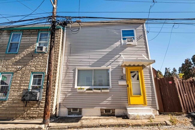 Building Photo - Luxury 4 bed, 2 bath south side rental