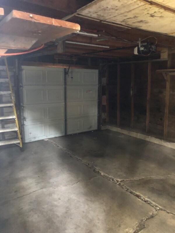 detached 1 stall garage - 125 W 1st St
