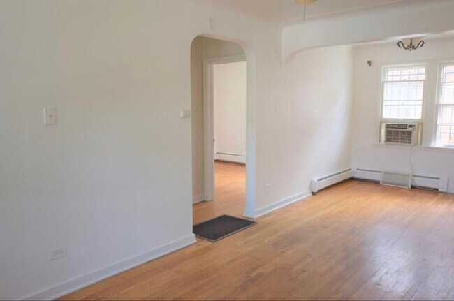 Foto del edificio - Charming six bedroom home near River North...