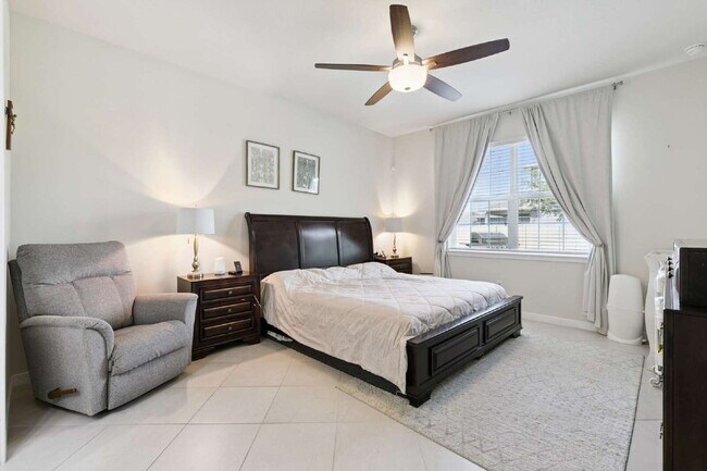 Building Photo - Discover Comfort and Space in this 4-Bed, 2-Bath Orlando Gem!