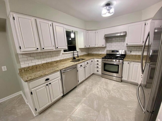 Building Photo - 7852 Forest Edge Dr