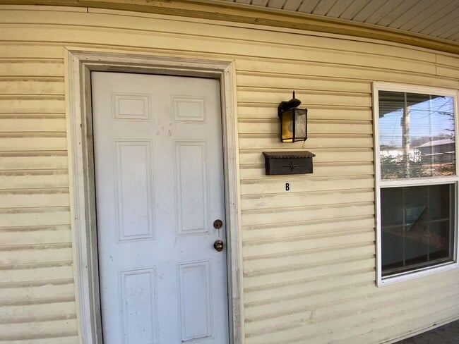 Foto del edificio - 817 W Matthews Ave