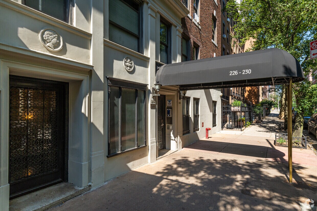 Entrada - 226-230 E 12th St