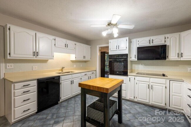 Foto del edificio - 102 Arbor Ln