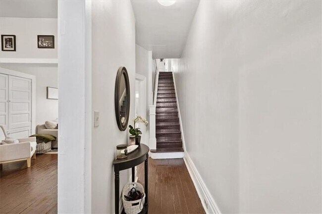 Building Photo - Beautiful 3 Bed/1 Bath in Pittsburgh's Lawrenceville Neighborhood - Prime Location!! - Available ...