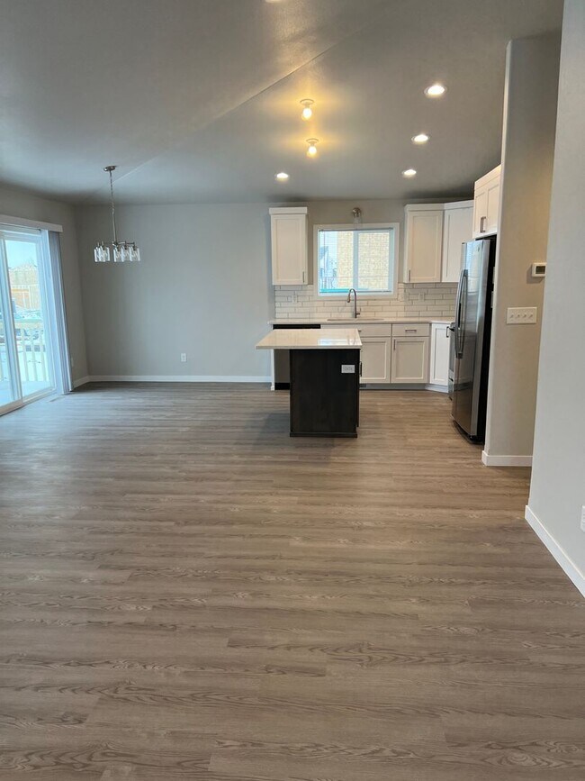 Building Photo - 3 Bed 2 Bath Single Family Home
