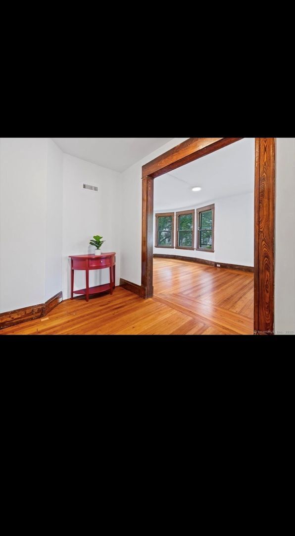 Foto del edificio - OVERSIZED FIRST FLOOR 3 BEDROOM APARTMENT WITH WASHER/DRYER
