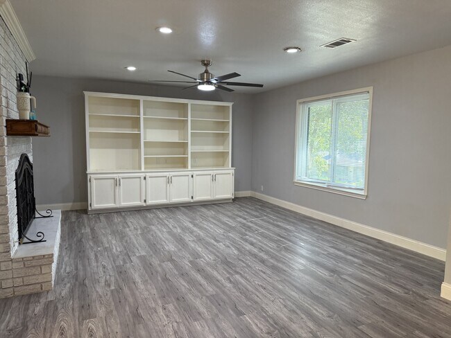 Building Photo - 3601 Oakwood Dr