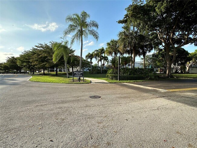 Building Photo - 151 Lakeview Dr