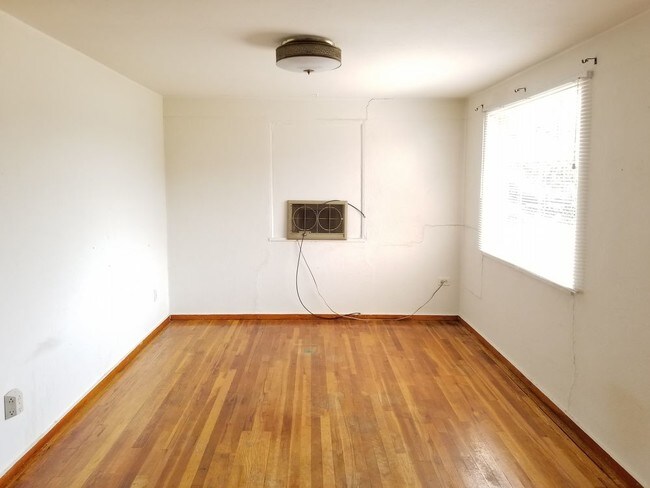 Building Photo - 2 Bedroom 1 bath