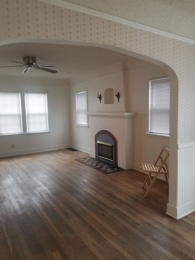 Building Photo - Charming 3 bedroom, 1.5 bathroom 1,448 sq....