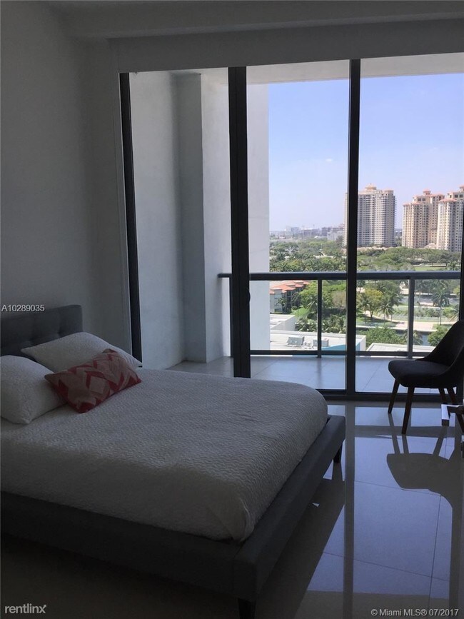 Foto del edificio - 3250 NE 188th St