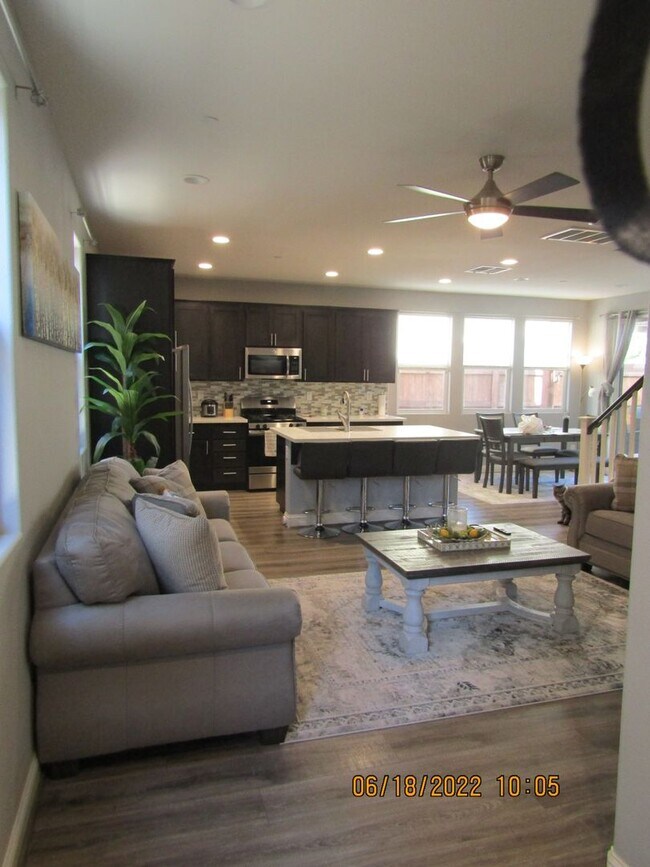 Foto del edificio - Beautiful Newer Two Story Home in The Gate...
