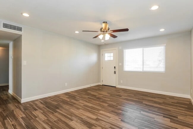 Building Photo - 6101 S Parkside Dr