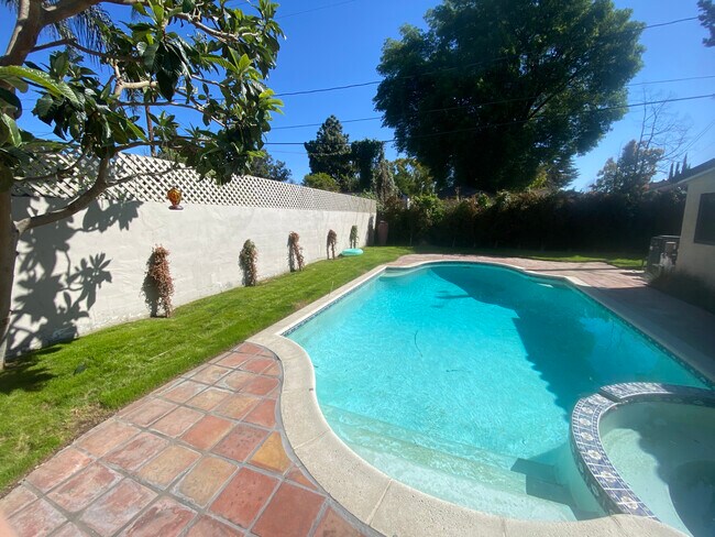 Building Photo - 1040 N Maple St