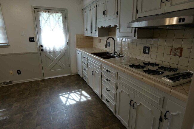 Foto del edificio - 5018 Rosehill Dr