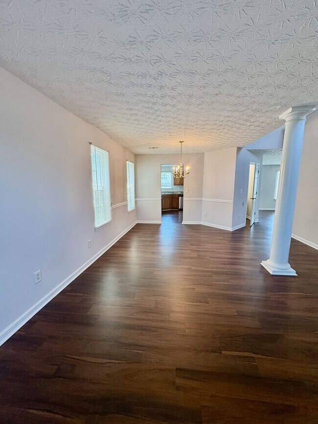 Building Photo - Lovely in Locust Grove