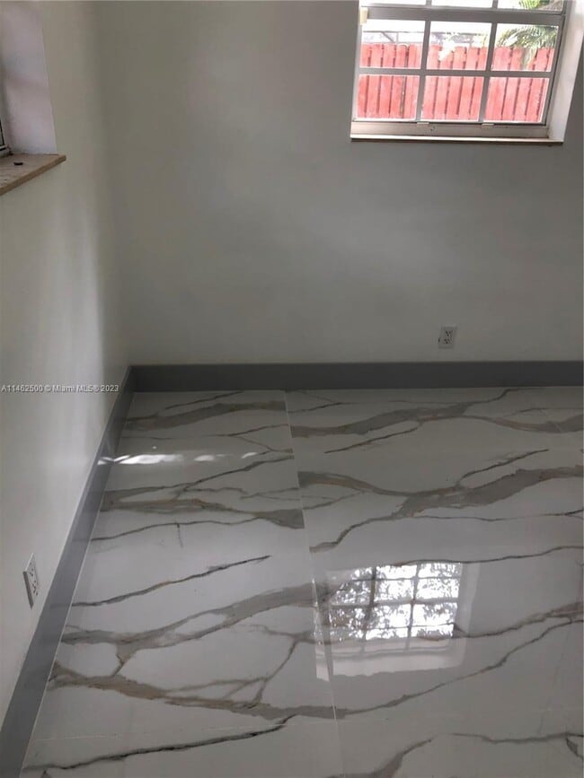 Building Photo - 1 bedroom in Hollywood FL 33024