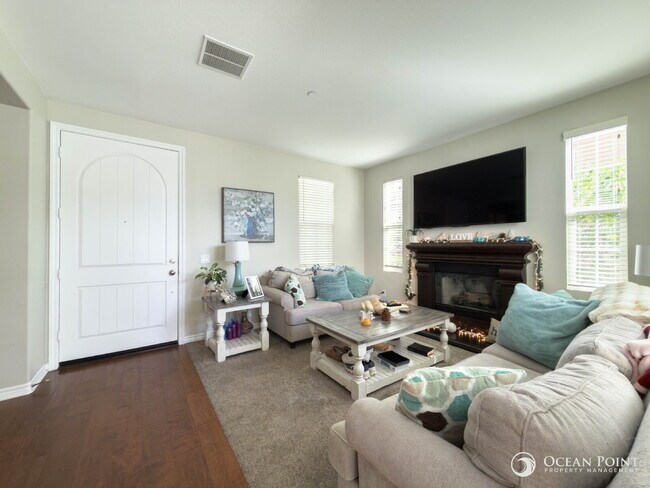 Foto del edificio - 3 Bedroom Condo for Rent in Ventura!