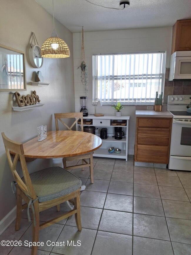 Foto del edificio - 7165 Ridgewood Ave