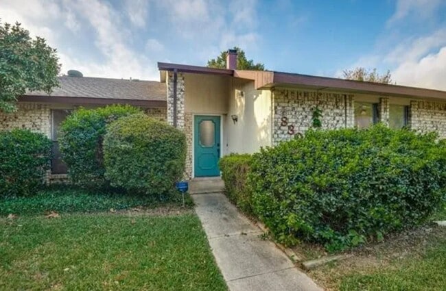 Foto del edificio - 803 Meadowlark Dr