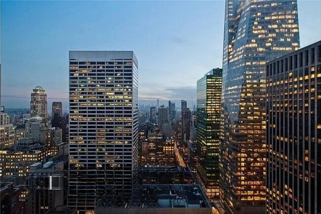 Foto del edificio - 70 W 45th St