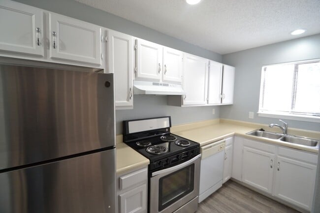 Building Photo - Available NOW, 2 bedroom townhome w/ AC! -...