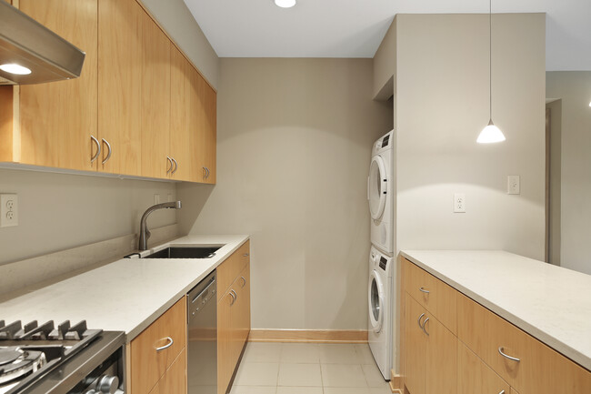 Cocina con lavadora y secadora - Greenway Village Apartments