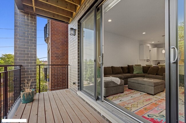 Building Photo - 4014 N Mozart St