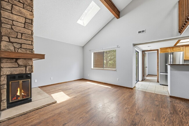 Foto del edificio - $2,595.95  - 3 Bed, 2 bath Condo with Lofted Bonus Space and In Unit Laundry!