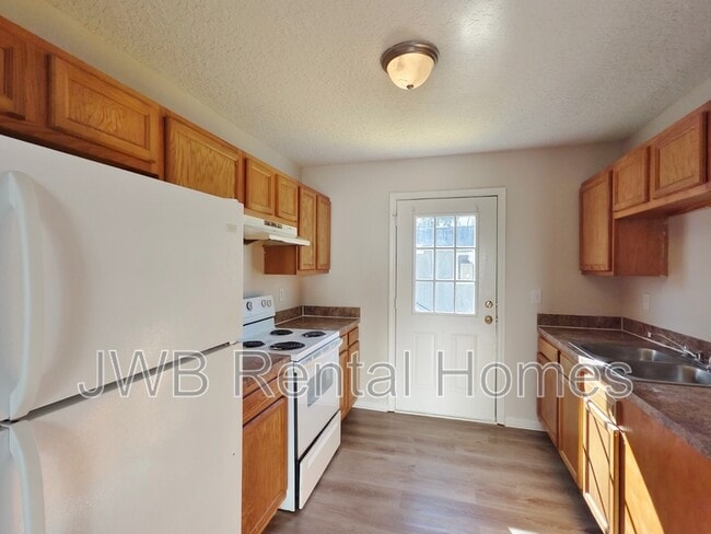 Building Photo - 237 Metz St