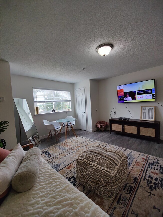 Foto del edificio - FIRST MONTH FREE- 1BD/1BA Apt- Recently Re...