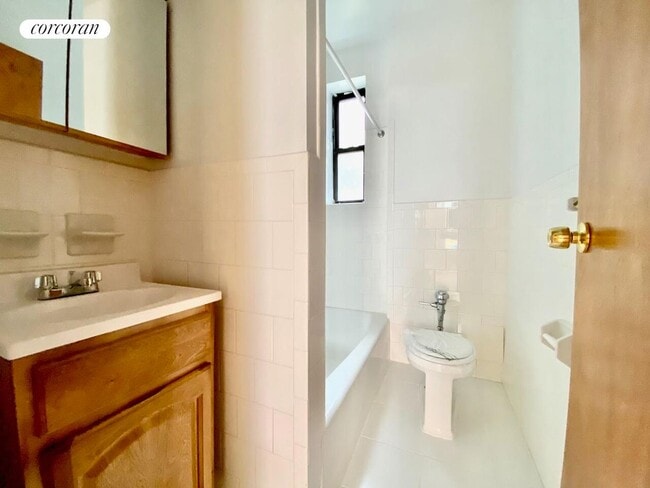 Foto del edificio - 585 Isham St