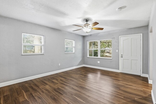 Building Photo - Beautiful, renovated 3 bedroom 1 bath home