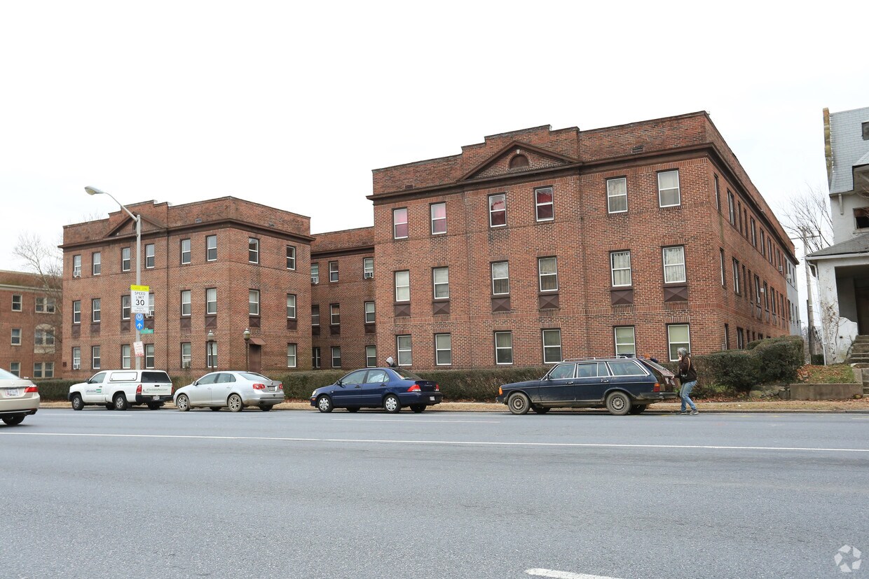 Foto principal - 3000 Reisterstown Rd
