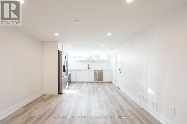 Building Photo - 259 Fernwood Crescent