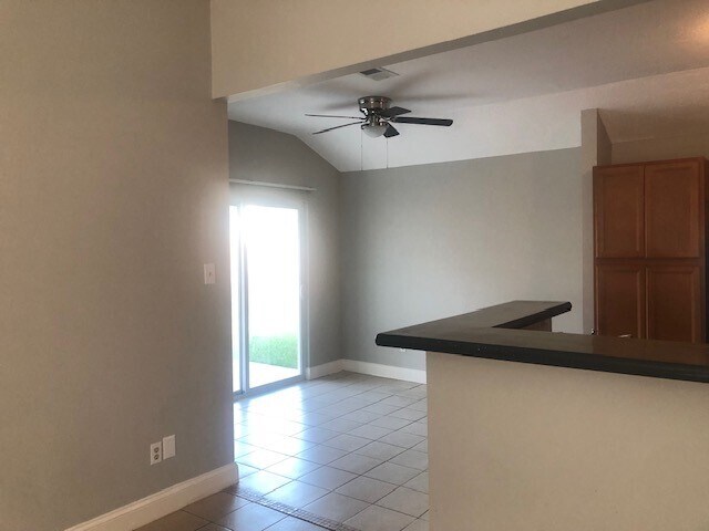 Building Photo - 5015 Maurita Dr