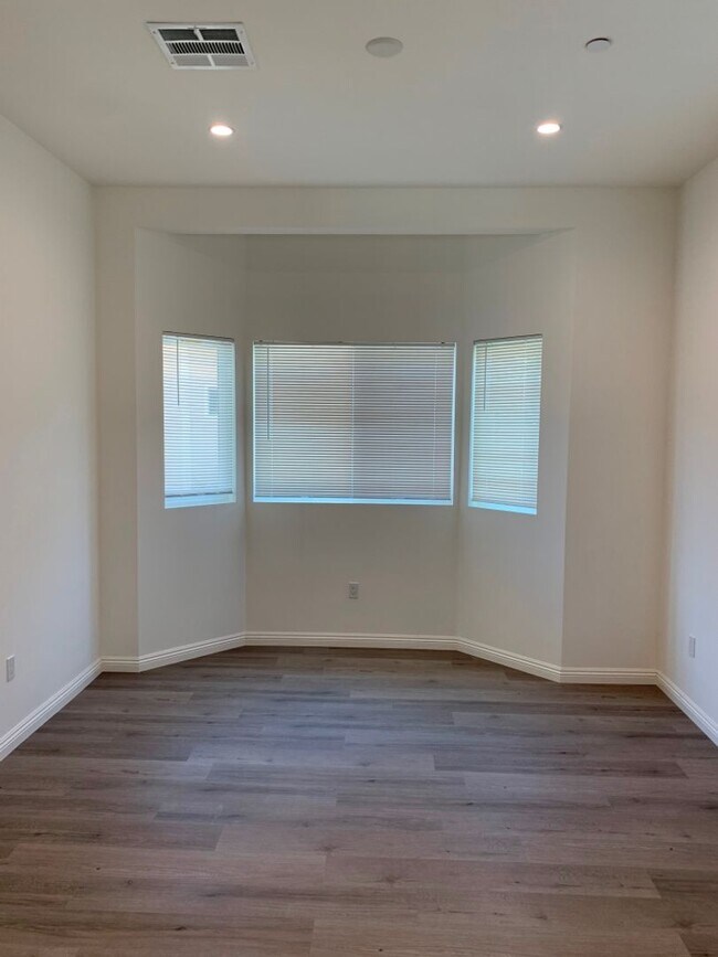 Foto del edificio - Upgraded 4+3.5 in Sylmar w/backyard + garage!