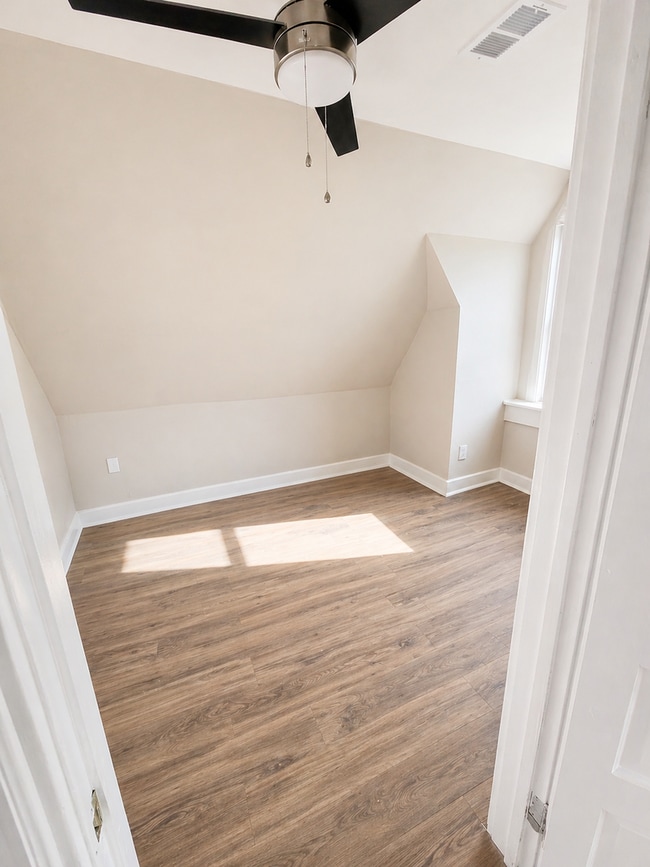 Building Photo - *** Amazing Shadyside Location * Renovated Apartment * Walk to Ellsworth and Walnut * Pet Friendl...
