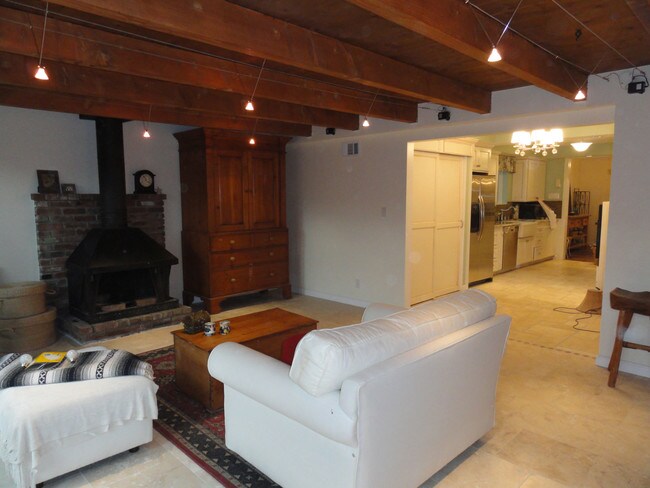 Habitación adicional en la cocina - 13902 Calvert St