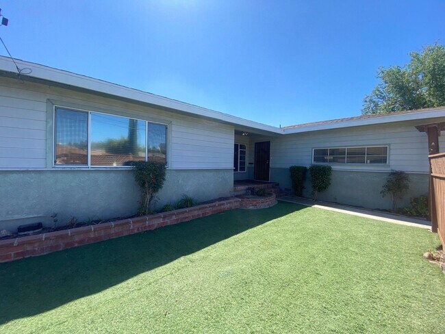 Building Photo - Great Location, Beautiful Pool! (Lease out...