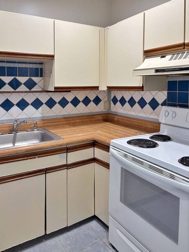 Building Photo - 520 Ferry St