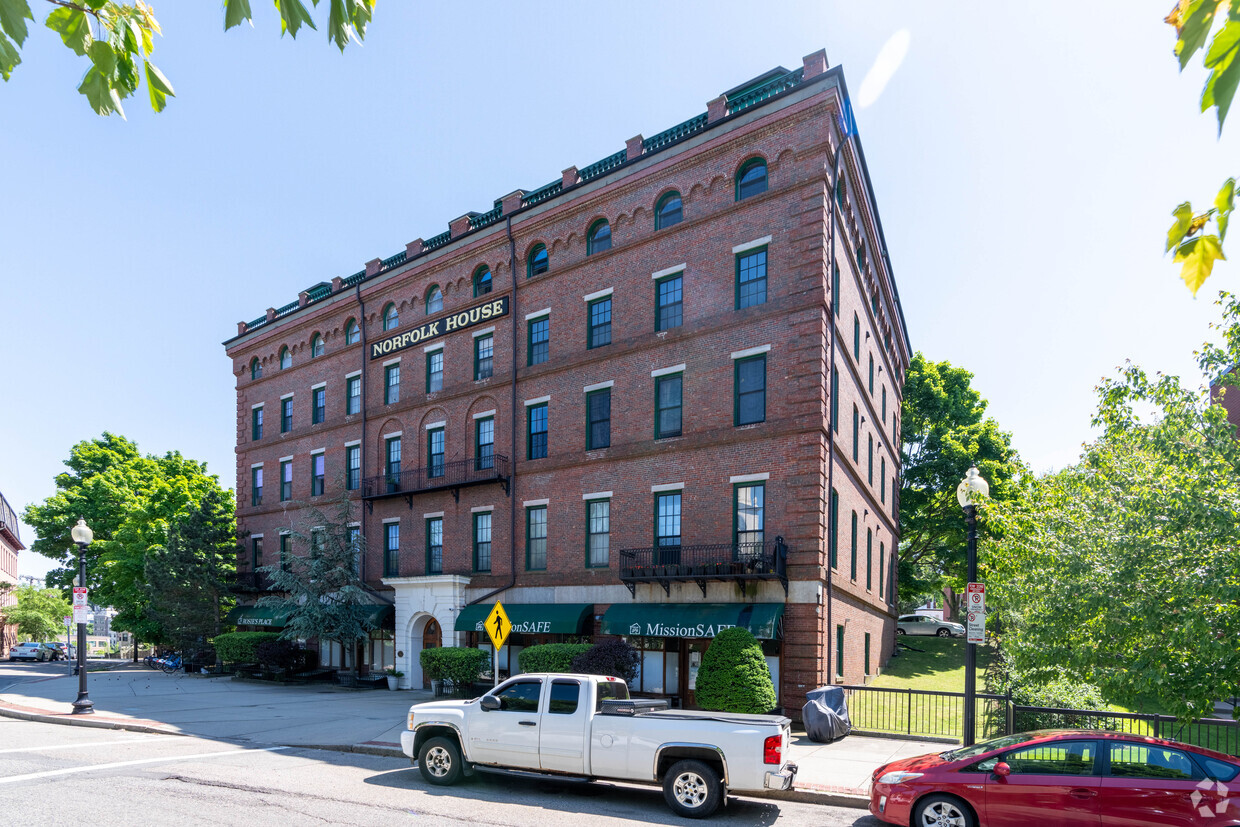 10-16 John Eliot Square se encuentra en Roxbury. - Norfolk House