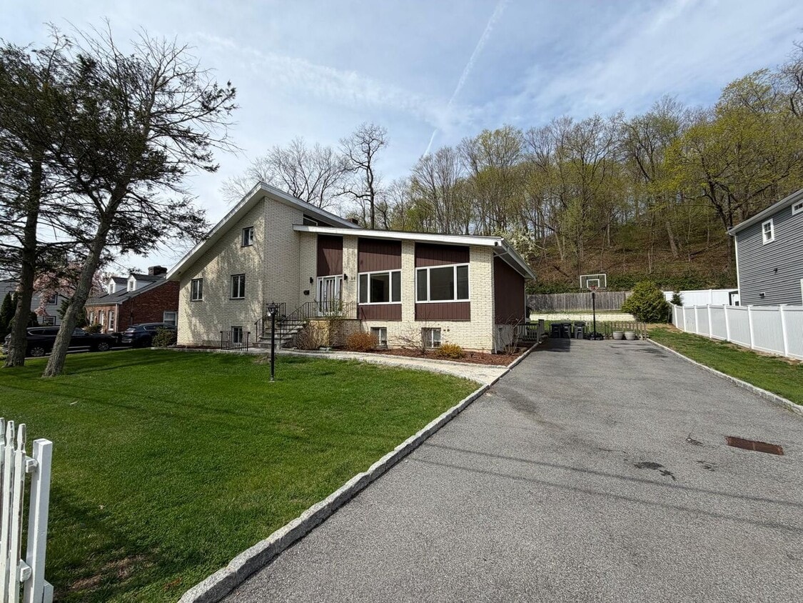 Spacious 5-Bedroom Home with Modern Features - Spacious 5-Bedroom Home with Modern Features