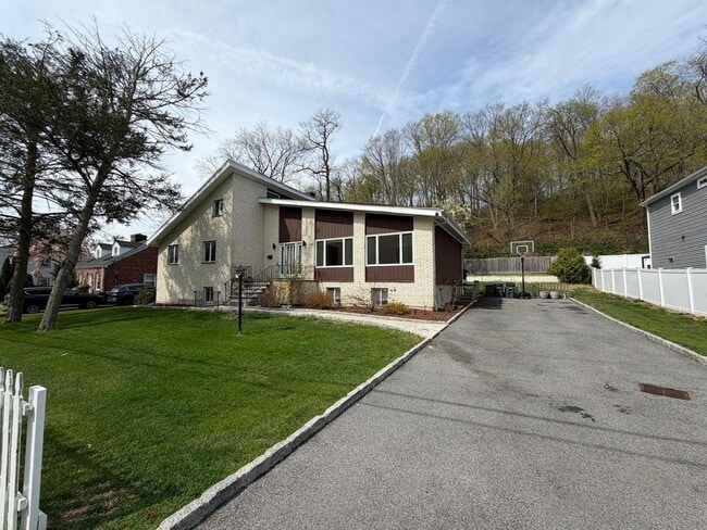 Spacious 5-Bedroom Home with Modern Features - Spacious 5-Bedroom Home with Modern Features