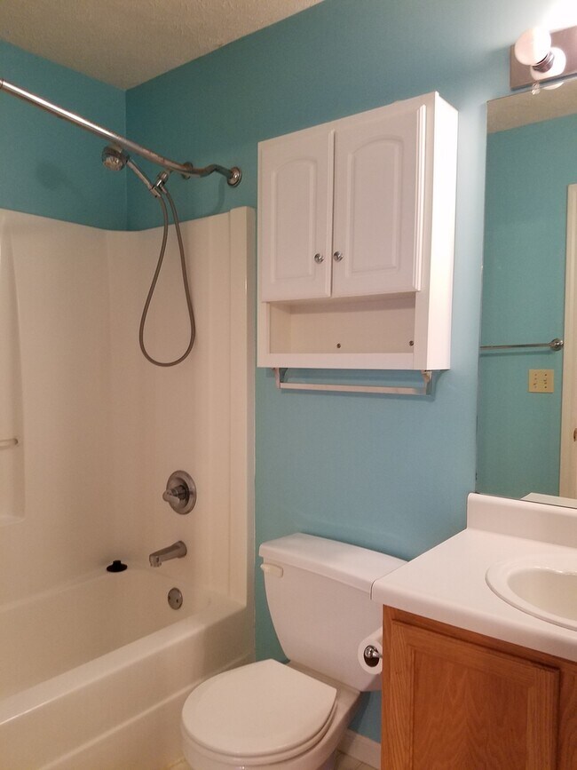 Building Photo - Cute 3 Bedroom, 2 bath house! Large Fenced...