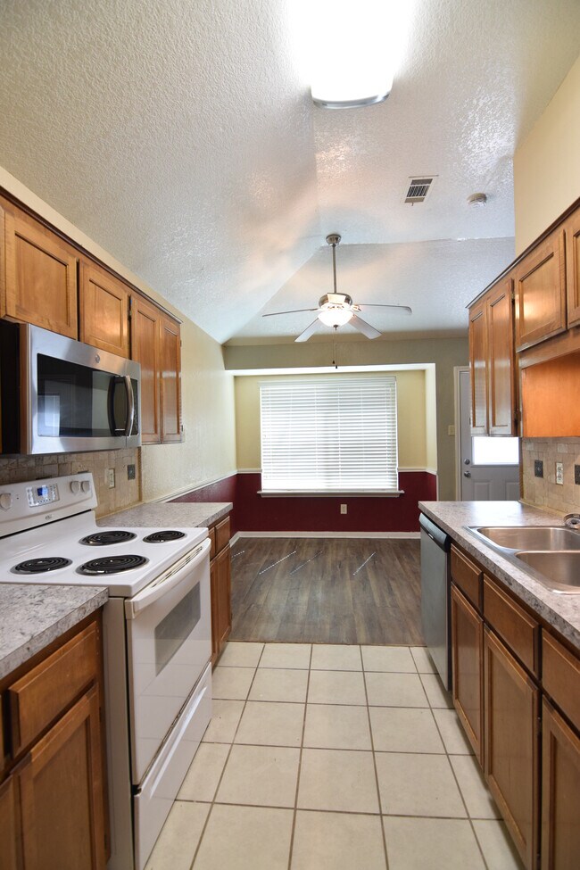 Building Photo - 203 Bronc Dr