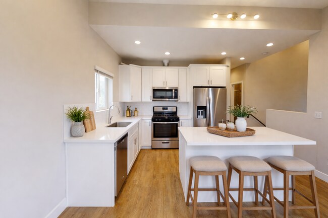 Building Photo - 4BD/2BA w Large Deck!