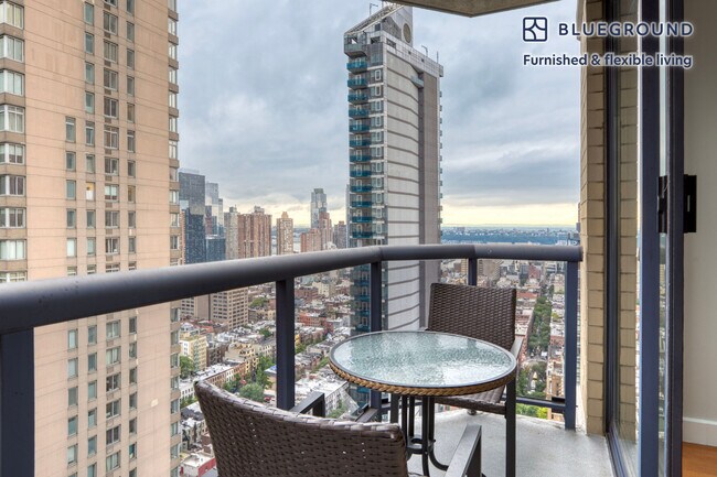 Foto del edificio - 235 W 48th St