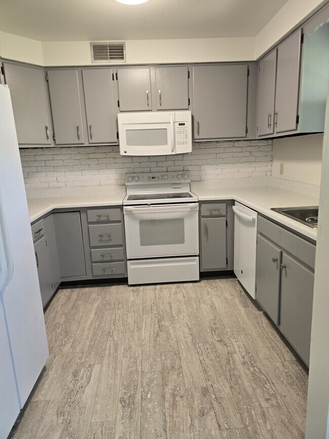 Foto del edificio - 6312 Salem Park Cir